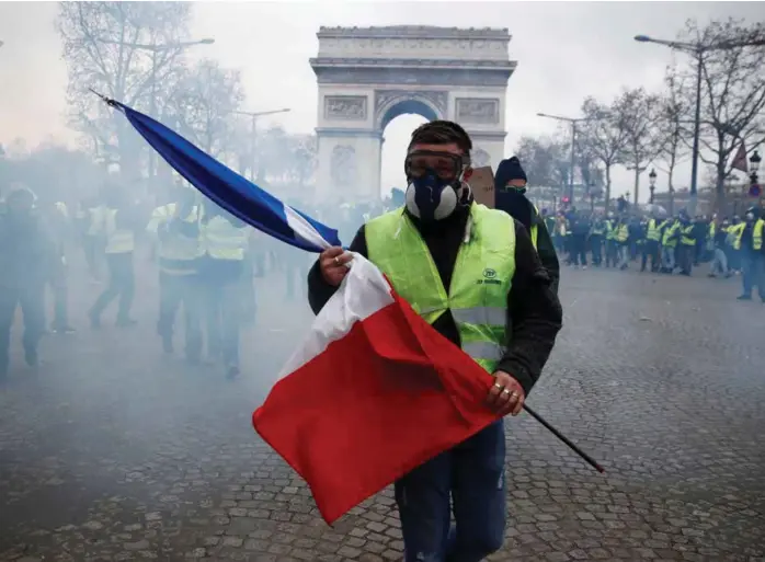  ?? FOTO: CHRISTIAN HARTMANN, NTB SCANPIX ?? UTBREDT MISTRO: De franske demonstran­tene tror bare på informasjo­nen som likesinned­e deler på Facebook, YouTube og andre sosiale medier, men ingen andre. Der florerer det med falske nyheter.