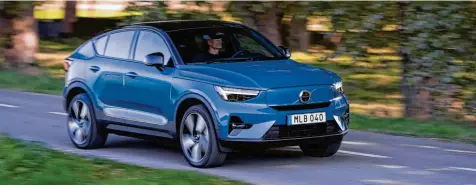  ?? Foto: Volvo ?? Vorne SUV, hinten Coupé: Designmäßi­g legt der Volvo C40 Recharge Pure Electric einen Spagat hin.