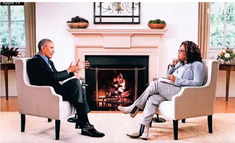  ?? FOTO: APPLE TV/ZUMA WIRE ?? Der ehemalige US-Präsident Barack Obama im Gespräch mit Oprah Winfrey. Nicht selten hat die Talkmaster­in Politik-Prominenz zu Gast.