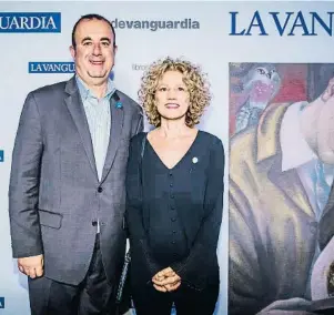  ?? LLIBERT TEIXIDÓ ?? Jesús Badenes con Elena Ramírez, directora de Seix Barral, en la fiesta de Sant Jordi 2019