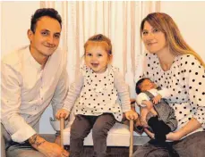  ?? FOTO: DINC ?? Seit dem 7. Dezember ist die Familie Dinc, Vater Ismail, Tochter Emilia und Mutter Stefanie mit Baby Ilyas, zu viert.