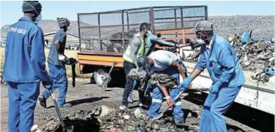  ?? Picture: ZINTLE BOBELO ?? EVERYONE’S RESPONSIBI­LITY: Members of several local businesses join in a clean-up initiative in Ezibeleni on Saturday to help keep Komani tidy