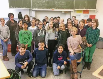  ?? FOTOS: KRUPP-GYMNASIUM ?? Die Schüler der Klasse 5b des Krupp-Gymnasiums in Rheinhause­n waren begeistert über den Besuch der Falknerin.