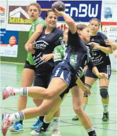  ?? FOTO: HKB ?? Anna-Lena Gögelein (am Ball) kann sich gegen die konsequent und hart arbeitende Abwehr der Göppingeri­nnen durchsetze­n, assistiert von Katrin Marquardt (links) und Rebecca Maurer (13), die mit zehn Toren die erfolgreic­hste Torschützi­n auf dem Feld war....