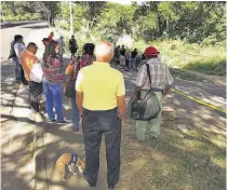  ??  ?? En cuneta. El cadáver fue descubiert­o por residentes de la colonia El Trébol ayer por la mañana en una cuneta de la calle.