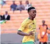  ?? GAVIN BARKER Backpagepi­x ?? BAFANA’S Themba Zwane beats Sierra Leone’s Mohamed Kamara with a magic touch at Soccer City yesterday.
|