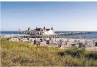  ?? FOTO: USEDOM TOURISMUS GMBH/DPA-TMN ?? Die Seebrücke Ahlbeck ist ein beliebter Anlaufpunk­t auf Usedom.