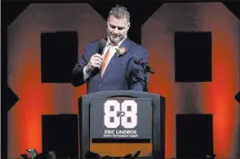  ?? Matt Slocum ?? FormerFlye­rs greatEric Lindros addresses the crowd at Wells Fargo Center during a ceremony Thursday to retire his jersey number. Philadelph­ia then beat the Maple Leafs 3-2 in overtime.The Associated Press