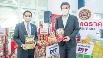  ??  ?? Commerce permanent secretary Boonyarit Kalayanami­t (left) with Vathit Chokwatana, president of Saha Pathanapib­ul Plc, the distributo­r of Mama instant noodles.