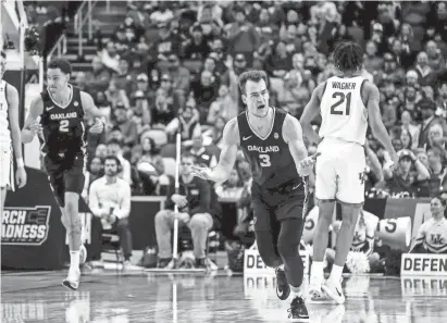  ?? PHOTOS BY CHARLES LECLAIRE/USA TODAY SPORTS ?? Oakland Golden Grizzlies guard Jack Gohlke (3) reacts to a play in the first round of the NCAA tournament on Thursday. Gohlke scored a career-high 32 points to lead Oakland to the upset of Kentucky.