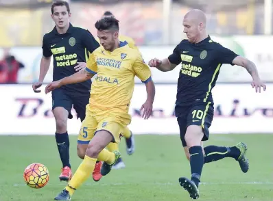  ?? GETTY IMAGES ?? Mirko Gori in contrasto con Emil Hallfredss­on: il Frosinone ha vinto la partita a metà campo