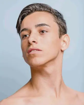  ?? (MATTHIEU GAFSOU) ?? En 2016, Matthieu Gafsou a photograph­ié les jeunes danseurs de ballet concourant pour le Prix de Lausanne. Des visages qui racontent la fierté.