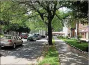  ?? ARIEL ZANGLA — DAILY FREEMAN FILE ?? Traffic backs up on Albany Avenue in Kingston from the corner of Clinton Avenue. Right turns on red from Albany onto Clinton are prohibited at certain times of day.