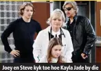  ??  ?? Joey en Steve kyk toe hoe Kayla Jade by die chirurgie-afdeling instoot.