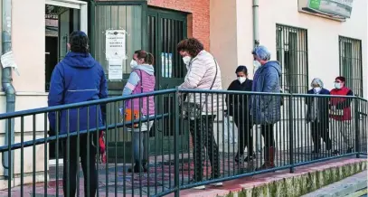  ?? EFE ?? Varios pacientes esperan su turno en el centro de salud de Armilla, en Granada