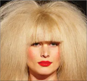  ?? REUTERS ?? A model with a bouffant hairstyle parades at Sydney’s fashion week.