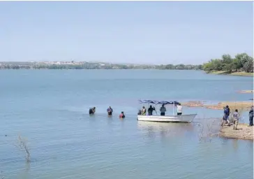  ?? EL DEBATE ?? >El pasado domingo 4 de abril, el Escuadrón de Rescate sacó del dique de La Primavera el cuerpo de una varón que falleció ahogado.
