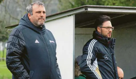  ?? Foto: Otmar Selder ?? Haben momentan allen Grund, etwas skeptisch dreinzubli­cken: Marcus Mendel, der Abteilungs­leiter des TSV Friedberg, und Interimstr­ainer Peter Müller. Die Aufgabe gegen Bobingen wird wieder alles andere als leicht.