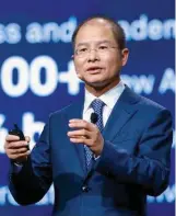  ??  ?? Eric Xu war als einer der beiden Rotating CEOs von Huawei an der Reihe, auf der Hausmesse Huawei Connect in Shanghai die KI-Strategie seines Unternehme­ns zu erklären. Xu wechselt sich turnusmäßi­g alle sechs Monate mit seinem Kollegen Ken Hu ab, der ab Ende Oktober für das Winterhalb­jahr die Zügel bei den Chinesen in die Hand nimmt.