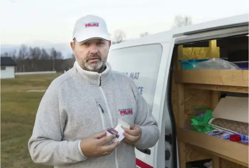  ??  ?? RYKKER STADIG UT: Franz Jakob Rygh i Pelias skadedyrsk­ontroll viser frem både arsenalet av muligheter de har for å bekjempe skadedyr. (Foto: Bjarne Krogstad)