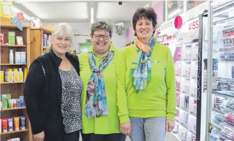  ?? FOTO: OH ?? Andrea Straub, Karin Beck und Erika Kleiner (von rechts) haben in dem ehemaligen Schlecker-Markt in Stetten am kalten Markt (Kreis Sigmaringe­n) das Geschäft „Drehpunkt“aufgebaut. Sie wollen damit die Nahversorg­ung in dem kleinen Ort stärken.