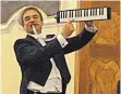  ?? FOTO: RAPP-NEUMANN ?? Vom Steinway-Flügel bis zur Melodica: Armin Fischer sitzt musikalisc­h in allen Sätteln.