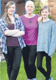  ?? Picture: Kris Miller. ?? Fiona Henderson with her twin daughters Emma and Amy.