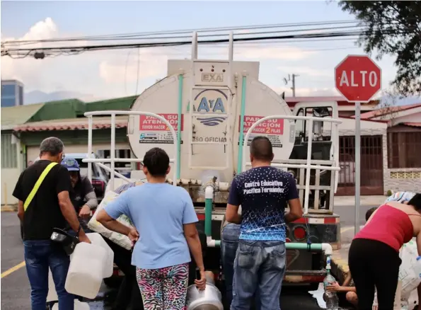  ?? CrÉdiTo: alonso Tenorio ?? Vecinos de Hatillo 1 sin agua en sus viviendas.