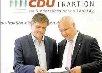  ?? DPA-BILD: HOLLEMANN ?? Aktenstudi­um: Der CDU-Abgeordnet­e Uwe Schünemann (links) und FDP-Fraktionsv­ize Jörg Bode blicken in Unterlagen zum Untersuchu­ngsausschu­ss.