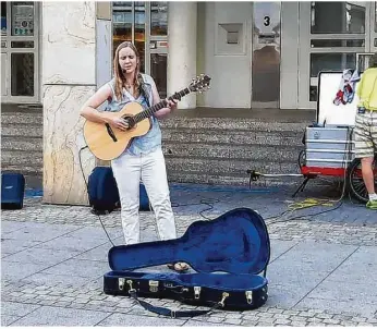  ?? Foto: Oliver von Fürich ?? Die Sängerin Jule Malischke war eine der Musikerinn­en, die im Sommer diesen Jahres für eine musikalisc­he Belebung der Stadt gesorgt haben. Das Projekt „Kultur in der City“wird im kommenden Sommer 2021 fortgesetz­t.