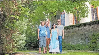  ?? FOTO: ANDREAS SPENGLER ?? Sie setzen sich für den Erhalt des Walnussbau­ms ein: Sabine Brandt und Martin Rösler vom Nabu sowie die Anwohner Caterina Pira-Böhme und Werner Böhme.