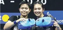  ?? PP PBSI FOR JAWA POS ?? SI IMUT GANAS: Siti Fadia Silva Ramadhanti (kiri) dan Ribka Sugiarto berdiri di podium juara PBSI Home Tournament ganda putri di Pelatnas Cipayung, Jakarta, kemarin.