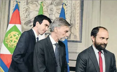  ?? TIZIANA FABI / AFP ?? Només homes –Martina, Del Rio i Orfini– en les converses del PD amb el president Mattarella
