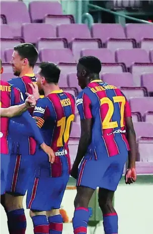  ??  ?? Los jugadores del Barcelona celebran el gol de Piqué, que forzó la prórroga