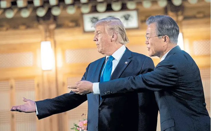  ?? Brendan smialowski/afp ?? Trump fue recibido, ayer, en Seúl por el presidente surcoreano, Moon Jae-in