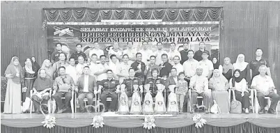  ??  ?? AHLI DPIBS merakamkan foto bersama sempena pembukaan cawangan DPIBS di Kuala Lumpur.