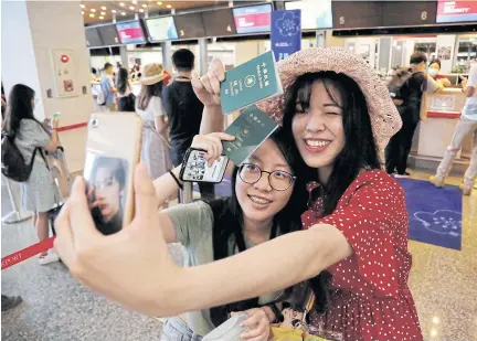  ?? REUTERS ?? Taiwanese take selfies during the ‘fake’ travel experience at Songshan Airport yesterday.