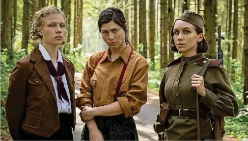  ?? ?? Drei Frauen, die vom Hintergrun­d kaum unterschie­dlicher sein könnten: Winnie (Anna Bachmann), Simone (Hanna vam Vliet) und die russische Scharfschü­tzin Vera (Eugenie Anselin).