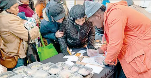  ?? Foto Afp ?? ▲ A medida que aumenta la inflación, millones de estadunide­nses luchan para poder comprar comestible­s en esta temporada navideña. Reparto gratuito de comida en Brooklyn.