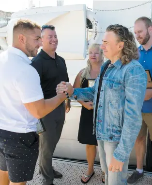  ?? PHOTO PIERRE-PAUL POULIN ?? Le Service de police de la Ville de Montréal a remis hier une mention de reconnaiss­ance aux gens qui ont participé au sauvetage d’andrew Spiridonov (ci-dessus avec une veste en jeans) le 15 juin, donnant lieu à de grandes émotions.