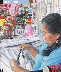  ??  ?? 1 1. Ana Vera teje una pulsera de hilo que vende a 1 dólar. Con el oficio mantiene su hogar. 2. Glenda Tomalá se dedica al tallado en anillos y pulseras de acero; la mujer tiene mucha agilidad en sus manos. 3. Las artesanías se exhiben en la plazoleta del centro comercial popular, a donde la ciudadanía acude a comprar los artículos.