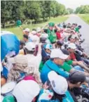  ?? AP ?? Migrantes viajan en un camión a Mapastepec, en Mexico.