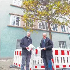  ?? FOTO: RIESTERER ?? Matthias Kimmel (links) und Tobias Mann von Mann Landschaft­sarchitekt­ur stehen neben der neuen Eiche am Rathaus.