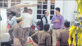  ?? HT PHOTO ?? Officals carry out a raid at Vikram Kothari’s house in Kanpur on Tuesday.