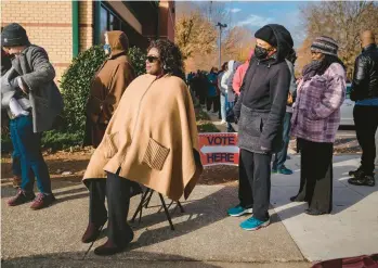 ?? NICOLE CRAINE/THE NEW YORK TIMES ?? Voters wait to cast ballots in the runoff election Friday at the library in East Point, Ga.