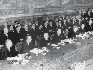  ??  ?? 25 Μαρτίου 1957. Υπογραφή της ιδρυτικής συνθήκης της Ευρωπαϊκής Οικονομική­ς Κοινότητας στη Ρώμη.