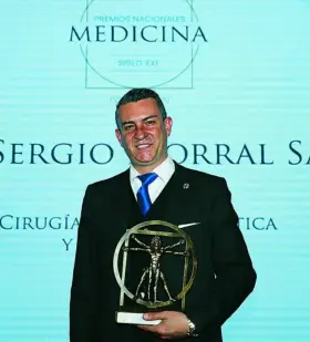  ??  ?? El cirujano plástico Sergio Morral Sáez posa con su galardón