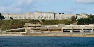  ??  ?? Très endommagée, la gigantesqu­e base sous-marine de Brest sera définitive­ment fermée en 2019.