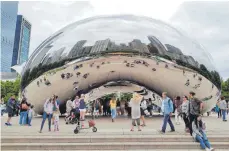  ??  ?? „The Bean“: Chicagos Wahrzeiche­n, in dem sich die Stadt spiegelt.