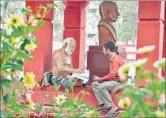  ?? MOHD MUQEED/HT PHOTO ?? Studying for hours in Suraj Kund park is routine for Jawahar Lal Gupta.